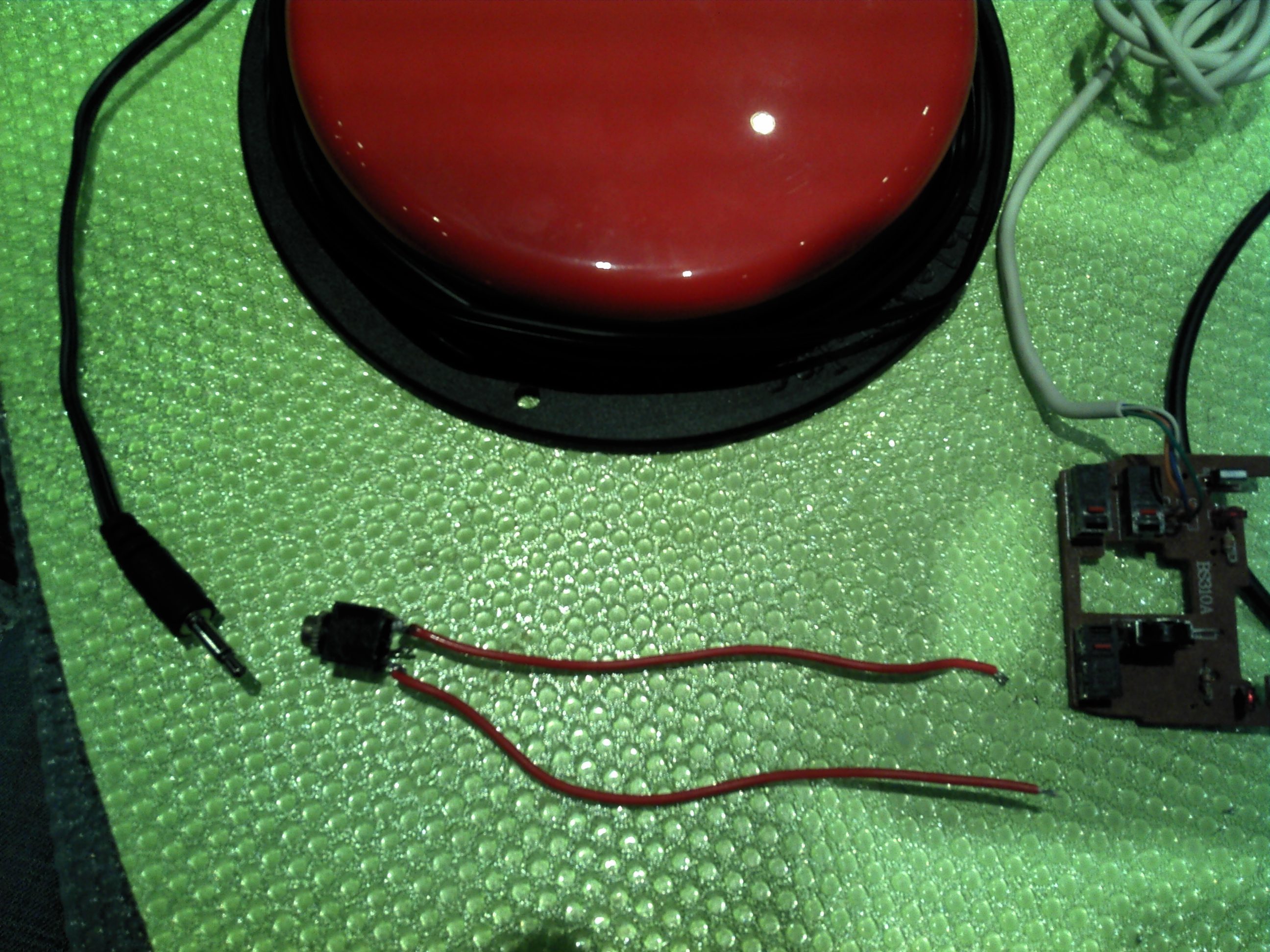 En la foto, El pusador rojo con la salida jack Una entrada jack (en el centro con los dos cables de salida ya que es mono - recuperada da una vieja tele desde la basura) Un raton destripado a la izquierda. Se veen tres micro interructores, el mas bajo es el de la izquierda.