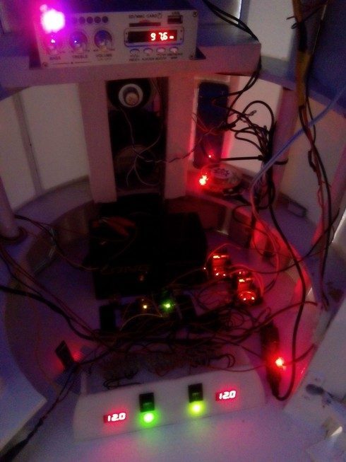 250px|thumb|left|Interior R2 electrónica incluida