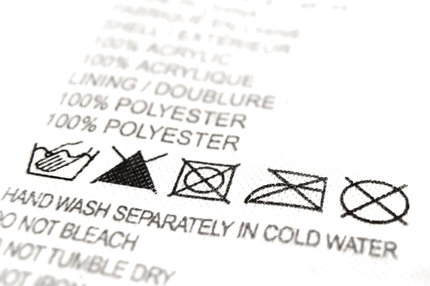 En el datasheet del fabricante se muestra la compatibilidad del hardware. En este caso la silueta de una plancha con un aspa encima nos advierte que esa prenda entra en conflicto al contacto con la plancha.