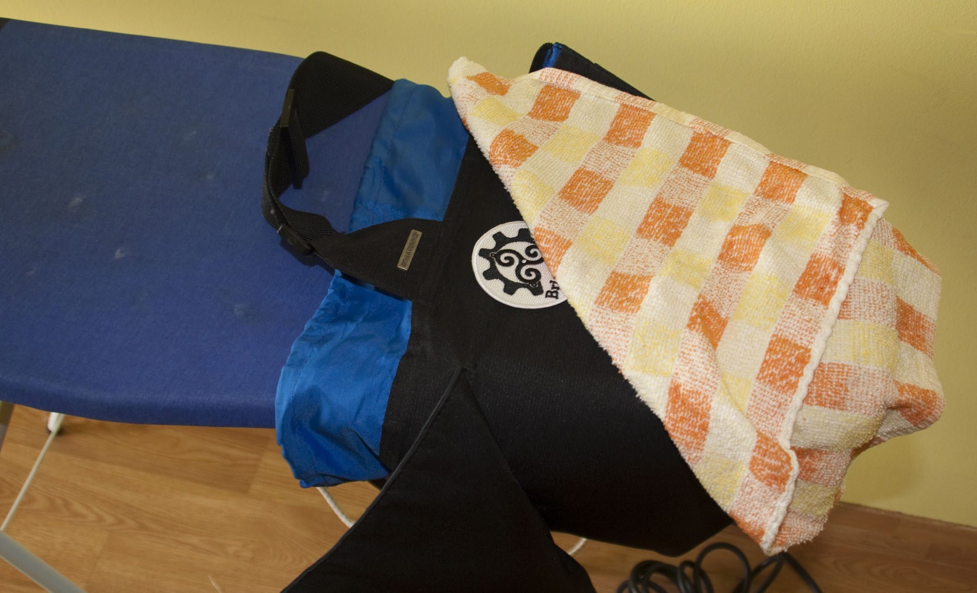 Proteger la zona de la prenda que estará en contacto prolongado con la plancha.