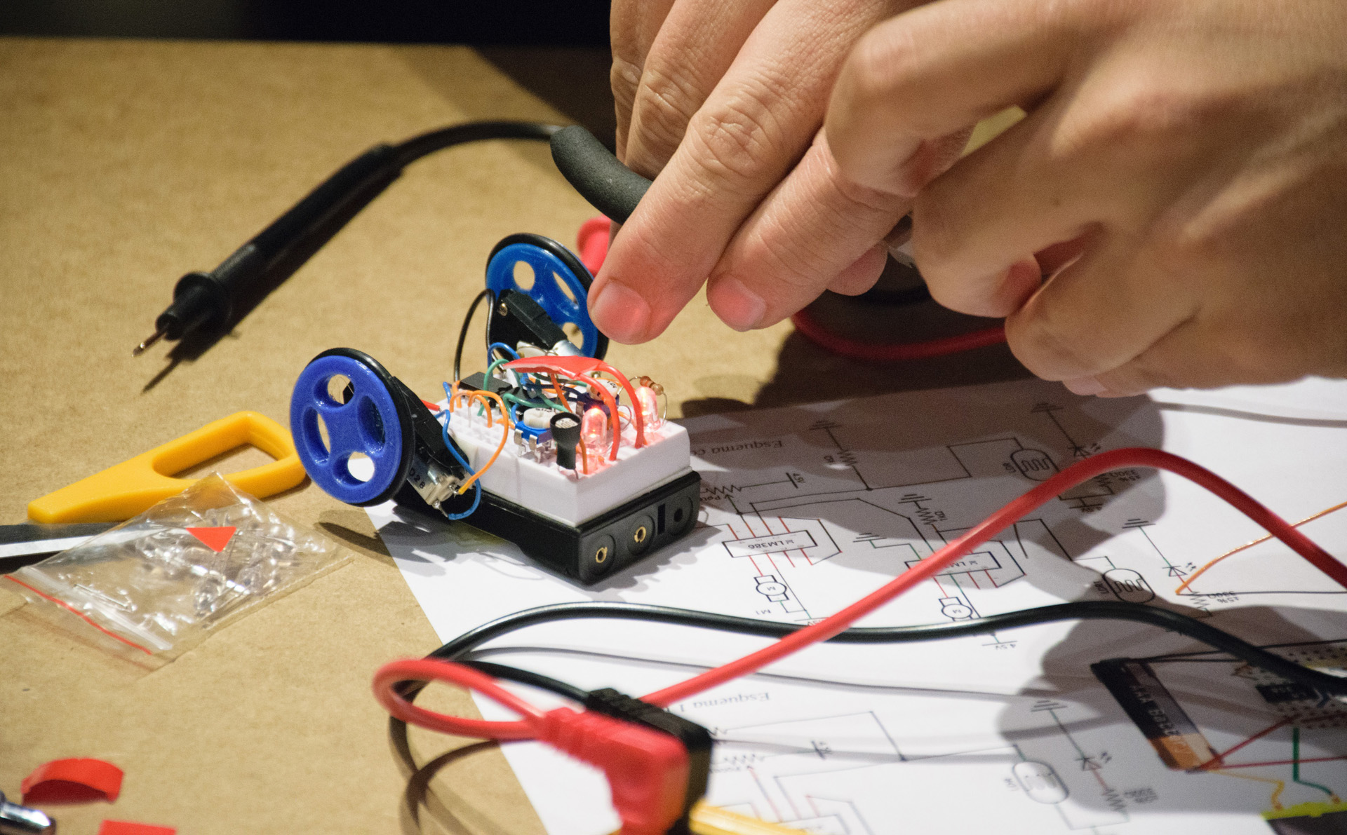 Construyendo un pequeño robot en el taller gratuito de sigue líneas.
